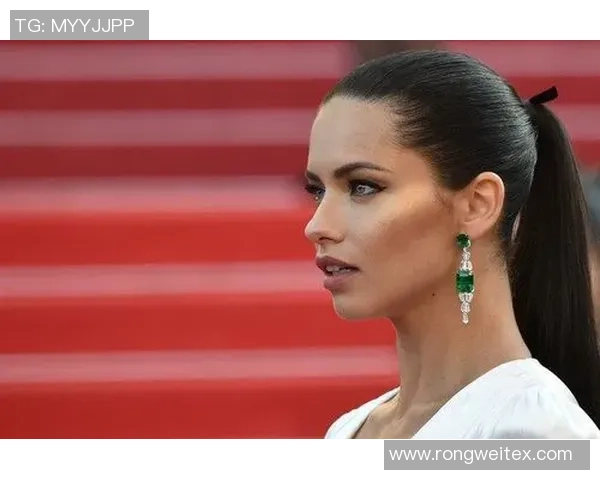 南美足球明星整形前后对比照揭示颜值变化与个人魅力的秘密 南美足球明星整形前后对比照揭示颜值变化与个人魅力的秘密