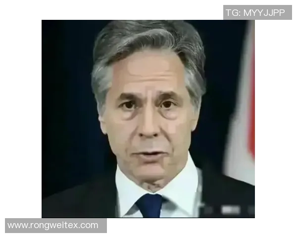 足球明星意外掏裤兜瞬间引发热议网友纷纷猜测背后故事揭秘