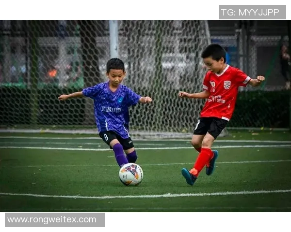 武汉足球队的速度之美:探寻快速反击与团队协作的完美结合 武汉足球队的速度之美:探寻快速反击与团队协作的完美结合